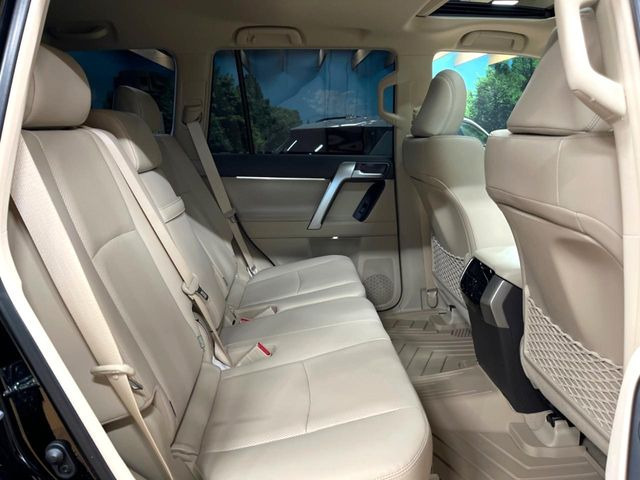 後部座席も気になるようなキズ・汚れやへたり等、大きなダメージはなく、良好な状態です。