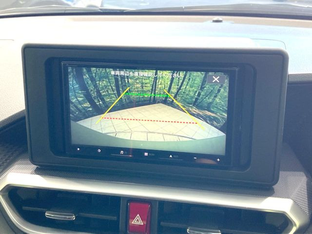 【バックカメラ】駐車時に後方がリアルタイム映像で確認できます。大型商業施設や立体駐車場での駐車時や、夜間のバック時に大活躍!運転スキルに関わらず、今や必須となった装備のひとつです!