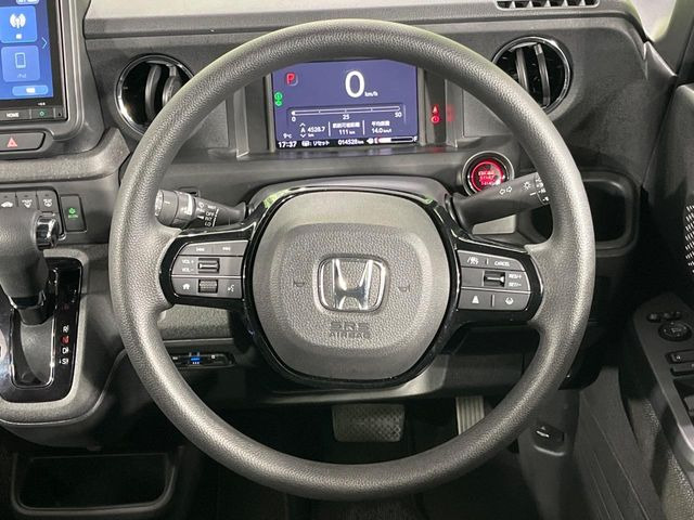 �C���e���A�ɍ��킹���f�U�C���̃X�e�A�����O�́A�^�]�������̂��Ƃ��l���A�^�]���₷���`��A�傫���ł��B�����x�A���ۂɐG���Ă��m���߂��������B