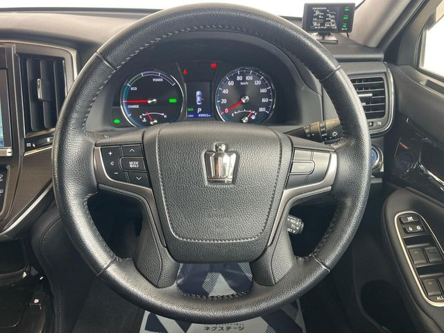 �C���e���A�ɍ��킹���f�U�C���̃X�e�A�����O�́A�^�]�������̂��Ƃ��l���A�^�]���₷���`��A�傫���ł��B�����x�A���ۂɐG���Ă��m���߂��������B