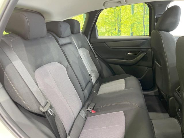 後部座席も気になるようなキズ・汚れやへたり等、大きなダメージはなく、良好な状態です。