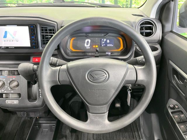 �C���e���A�ɍ��킹���f�U�C���̃X�e�A�����O�́A�^�]�������̂��Ƃ��l���A�^�]���₷���`��A�傫���ł��B�����x�A���ۂɐG���Ă��m���߂��������B