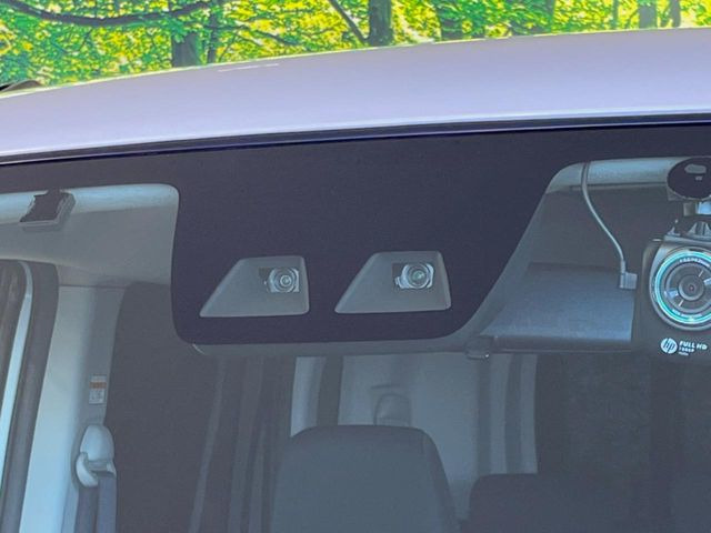 【スマートアシスト】走行中に前方の車両等を認識し、衝突しそうな時は警報とブレーキで衝突回避と被害軽減をアシスト。より安全にドライブをお楽しみいただけます。