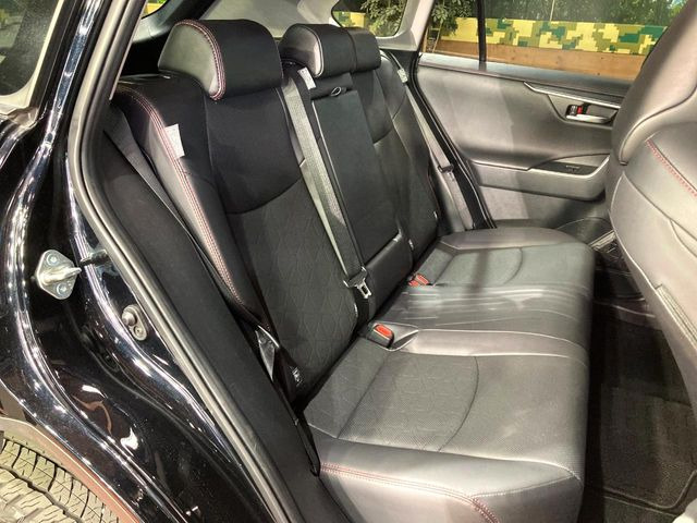 後部座席も気になるようなキズ・汚れやへたり等、大きなダメージはなく、良好な状態です。
