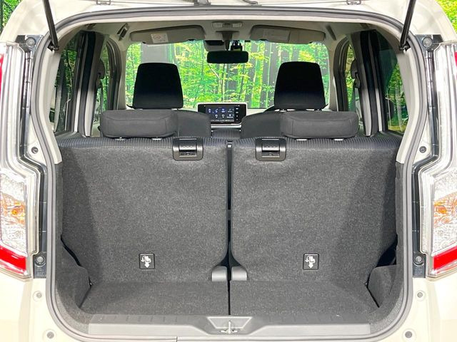 ���i�̂���������ʋ΁A���}���ɏ\���ȉ׎��X�y�[�X���m�ۂ��Ă���܂��B�Z�J���h�V�[�g��|���ƁA�傫�ȉו��̐ύڂ��\�ł���