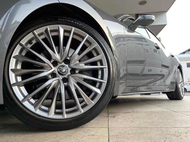 �y����19�C���`�A���~�z�C�[���z�O�ςɃ}�b�`���������A���~�z�C�[���𑕒����Ă���܂��B�e��ЊO�A���~�z�C�[����A�X�^�b�h���X�^�C�����戵�����Ă���܂��B���񂲑��k����������