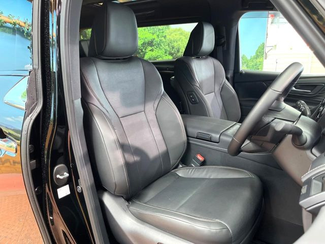 【合皮レザーシート】汚れのふき取りが容易でメンテナンスもが簡単な、機能性に優れる合成皮革を採用した上質なシートです。座り心地もよく、高級感あふれる心地良い車内空間を演出してくれます。