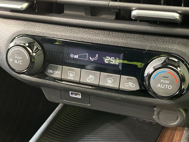 【オートエアコン】一度お好みの温度に設定すれば、車内の温度を検知し風量や温度を自動で調整。暑い&hellip;寒い&hellip;と何度もスイッチ操作をする必要はありません。快適な車内空間には必須の機能ですね♪