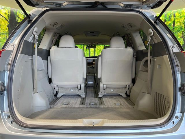 ���i�̂���������ʋ΁A���}���ɏ\���ȉ׎��X�y�[�X���m�ۂ��Ă���܂��B�Z�J���h�V�[�g��|���ƁA�傫�ȉו��̐ύڂ��\�ł���