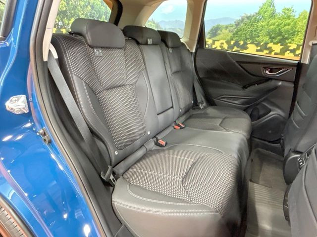 後部座席も気になるようなキズ・汚れやへたり等、大きなダメージはなく、良好な状態です。