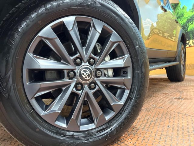 �y�����A���~�z�C�[���z�O�ςɃ}�b�`���������A���~�z�C�[���𑕒����Ă���܂��B�e��ЊO�A���~�z�C�[����A�X�^�b�h���X�^�C�����戵�����Ă���܂��B���񂲑��k����������