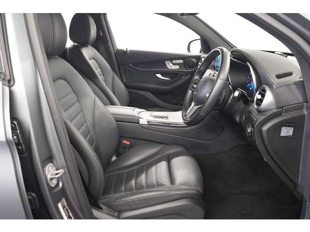 ��p�{�f�B�[�J���[�̃Z���i�C�g�O���[�}�O�m���͂��ߊe�����u���b�N�A�E�g�����i�C�g�p�b�P�[�W�ɂ��A���͂̂���s��I�ȃG�N�X�e���A�f�U�C���Ɏd�オ���Ă���܂��B