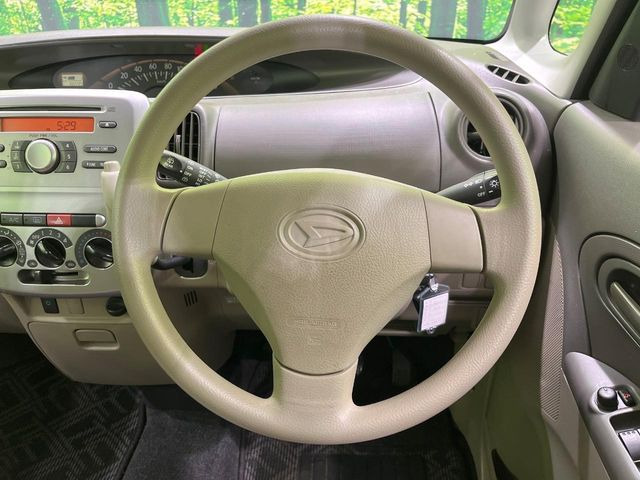 �C���e���A�ɍ��킹���f�U�C���̃X�e�A�����O�́A�^�]�������̂��Ƃ��l���A�^�]���₷���`��A�傫���ł��B�����x�A���ۂɐG���Ă��m���߂��������B