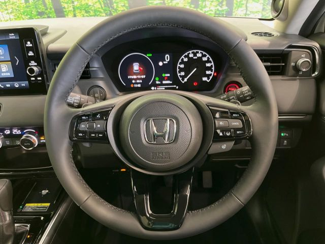 インテリアに合わせたデザインのステアリングは、運転される方のことも考え、運転しやすい形状、大きさです。是非一度、実際に触ってお確かめください。