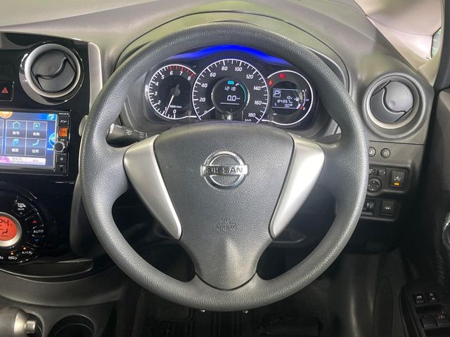 �C���e���A�ɍ��킹���f�U�C���̃X�e�A�����O�́A�^�]�������̂��Ƃ��l���A�^�]���₷���`��A�傫���ł��B�����x�A���ۂɐG���Ă��m���߂��������B