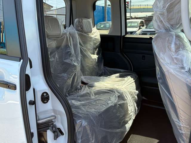 �\�t�@�[�̂悤�ȃt�B�b�g��!�������Ƃ��ɑ̂Ƀt�B�b�g����悤�L�ї��̍����f�ނ��̗p�B�����V�[�g�͑����܂Ō��݂��������A���낰��f�U�C���Ƃ��Ă��܂��B