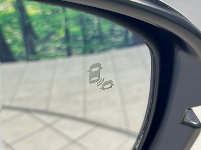 【ブラインドスポットインフォメーション】走行中、ドアミラーの死角になりやすい箇所に後続車が接近するとサイドミラー付近に警告を表示、ドライバーに注意喚起をしてくれます。