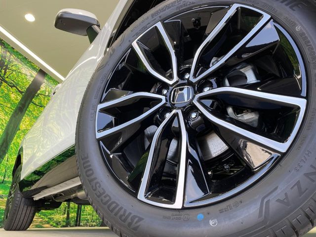 �y����18�C���`�A���~�z�C�[���z�O�ςɃ}�b�`���������A���~�z�C�[���𑕒����Ă���܂��B�e��ЊO�A���~�z�C�[����A�X�^�b�h���X�^�C�����戵�����Ă���܂��B���񂲑��k����������