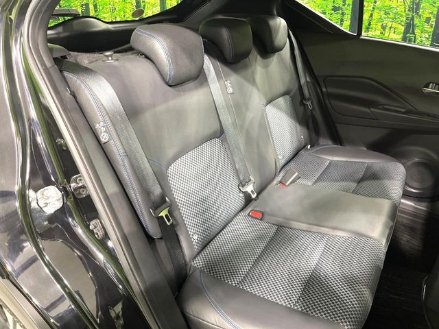 後部座席も気になるようなキズ・汚れやへたり等、大きなダメージはなく、良好な状態です。