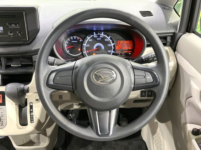 �C���e���A�ɍ��킹���f�U�C���̃X�e�A�����O�́A�^�]�������̂��Ƃ��l���A�^�]���₷���`��A�傫���ł��B�����x�A���ۂɐG���Ă��m���߂��������B