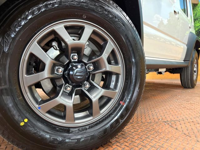 �y����15�C���`�A���~�z�C�[���z�O�ςɃ}�b�`���������A���~�z�C�[���𑕒����Ă���܂��B�e��ЊO�A���~�z�C�[����A�X�^�b�h���X�^�C�����戵�����Ă���܂��B���񂲑��k����������