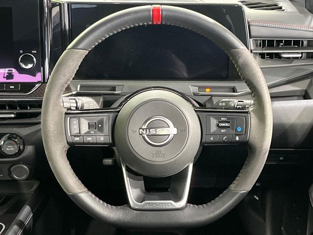 �C���e���A�ɍ��킹���f�U�C���̃X�e�A�����O�́A�^�]�������̂��Ƃ��l���A�^�]���₷���`��A�傫���ł��B�����x�A���ۂɐG���Ă��m���߂��������B