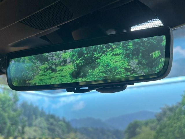 【スマートリヤビューミラー】後席の大きな荷物や同乗者で後方が確認しづらい時でも安心!カメラが撮影した車両後方の映像をルームミラー内に表示。クリアな視界で状況の確認が可能です!