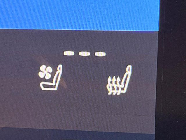 【シートベンチレーション】夏場は涼しい風でお尻や背中の熱やムレを防ぎ、冬はエアコンよりも早く温まってポカポカに!レザーシートにうれしい装備で、季節を問わず快適に過ごせます。