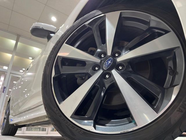 �y����18�C���`�A���~�z�C�[���z�O�ςɃ}�b�`���������A���~�z�C�[���𑕒����Ă���܂��B�e��ЊO�A���~�z�C�[����A�X�^�b�h���X�^�C�����戵�����Ă���܂��B���񂲑��k����������