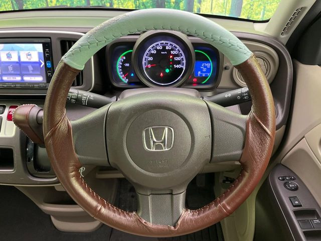 �C���e���A�ɍ��킹���f�U�C���̃X�e�A�����O�́A�^�]�������̂��Ƃ��l���A�^�]���₷���`��A�傫���ł��B�����x�A���ۂɐG���Ă��m���߂��������B