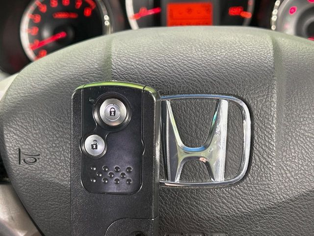 �yHonda�X�}�[�g�L�[�z�J�o����|�P�b�g�ɓ��ꂽ�܂܂ł��h�A�̎{���E�������\�ȃX�}�[�g�L�[�𑕔��B�G���W���̃I���E�I�t�����J�M�����o���K�v����������Ƃ��Ă��֗��ł���