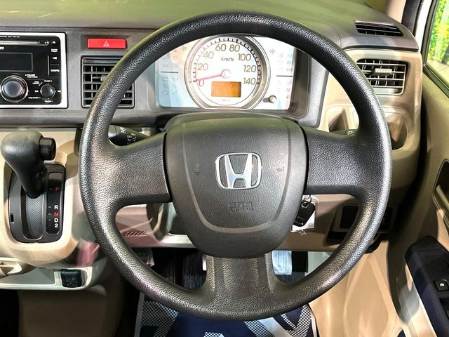 �C���e���A�ɍ��킹���f�U�C���̃X�e�A�����O�́A�^�]�������̂��Ƃ��l���A�^�]���₷���`��A�傫���ł��B�����x�A���ۂɐG���Ă��m���߂��������B