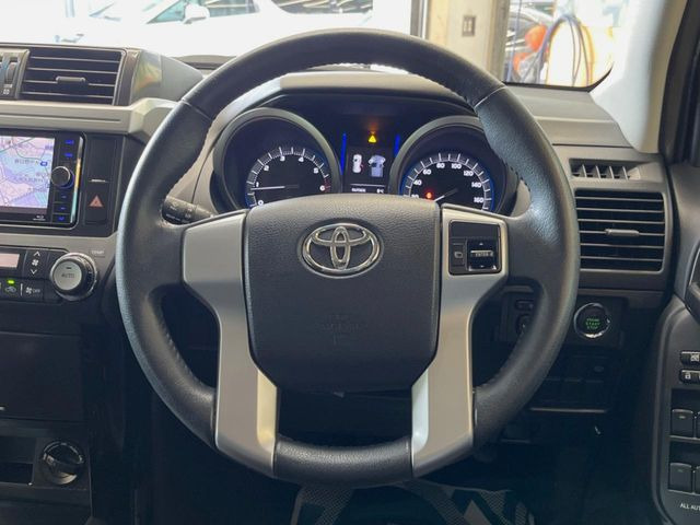 �y�����v�����X�e�A�����O�z�㎿�Ȋv���g�p���邱�ƂŁA��ɂ����������݂ƂĂ��^�]���₷���n���h���ł���