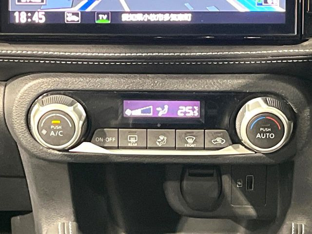 【オートエアコン】一度お好みの温度に設定すれば、車内の温度を検知し風量や温度を自動で調整。暑い&hellip;寒い&hellip;と何度もスイッチ操作をする必要はありません。快適な車内空間には必須の機能ですね♪