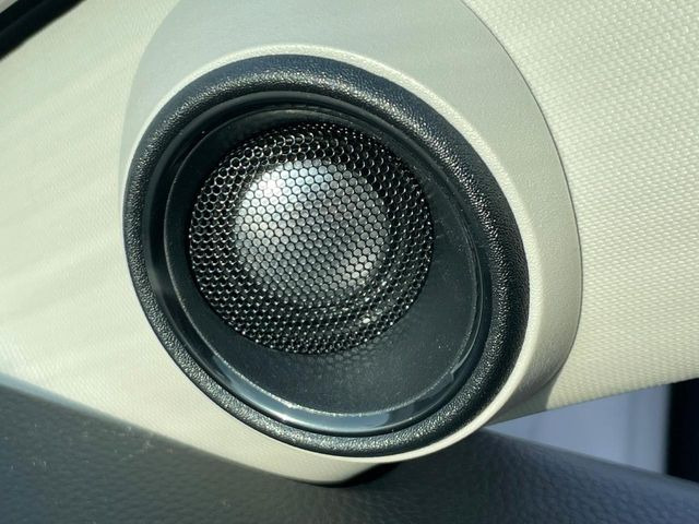 �y�n�C�O���[�h�X�s�[�J�[�V�X�e���z���[�J�[�I�v�V�����̍��i�ʃT�E���h�V�X�e���𓋍ځB��p�̃`���[�j���O���{���ꂽ�召�l�X�ȃX�s�[�J�[����ǎ��ȃT�E���h���t�ł��A�Տꊴ���ӂ�鉹����Ԃ����o���܂��B