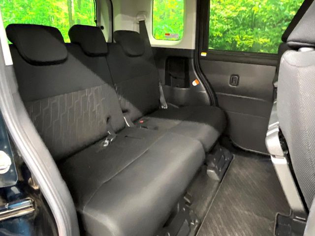 広々とした2列目シートは居住性が高く、居心地も快適!友達や家族とのお出かけにぴったりです。ベビーシートやチャイルドシート使用時も快適にお過ごしいただける十分な空間を確保しています。