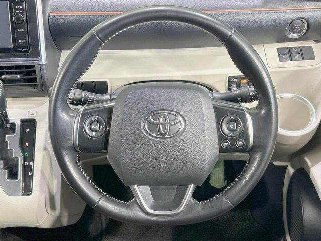 �C���e���A�ɍ��킹���f�U�C���̃X�e�A�����O�́A�^�]�������̂��Ƃ��l���A�^�]���₷���`��A�傫���ł��B�����x�A���ۂɐG���Ă��m���߂��������B