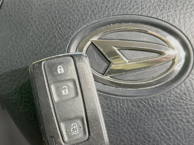 �y�L�[�t���[�V�X�e���z�J�o����|�P�b�g�ɓ��ꂽ�܂܂ł��h�A�̎{���E�������\�ȃX�}�[�g�L�[�𑕔��B�G���W���̃I���E�I�t�����J�M�����o���K�v����������Ƃ��Ă��֗��ł���