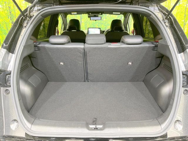 ���i�̂���������ʋ΁A���}���ɏ\���ȉ׎��X�y�[�X���m�ۂ��Ă���܂��B�Z�J���h�V�[�g��|���ƁA�傫�ȉו��̐ύڂ��\�ł���