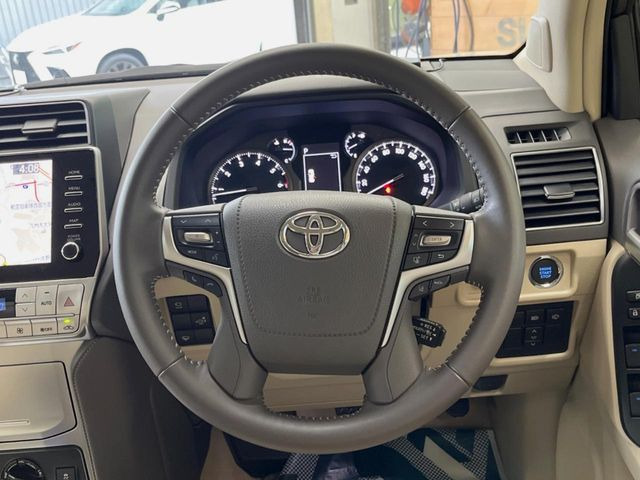 �y�����v�����X�e�A�����O�z�㎿�Ȋv���g�p���邱�ƂŁA��ɂ����������݂ƂĂ��^�]���₷���n���h���ł���