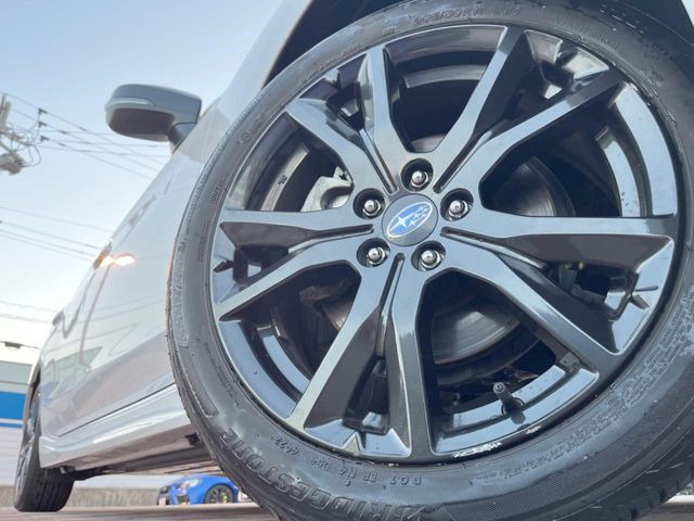 �y����17�C���`�A���~�z�C�[���z�O�ςɃ}�b�`���������A���~�z�C�[���𑕒����Ă���܂��B�e��ЊO�A���~�z�C�[����A�X�^�b�h���X�^�C�����戵�����Ă���܂��B���񂲑��k����������