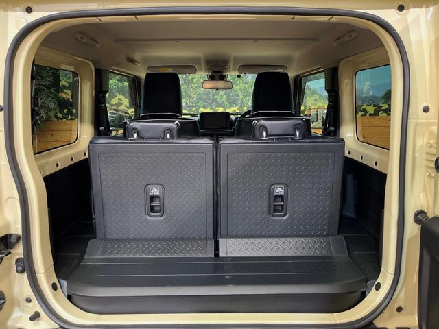 ���i�̂���������ʋ΁A���}���ɏ\���ȉ׎��X�y�[�X���m�ۂ��Ă���܂��B�Z�J���h�V�[�g��|���ƁA�傫�ȉו��̐ύڂ��\�ł���