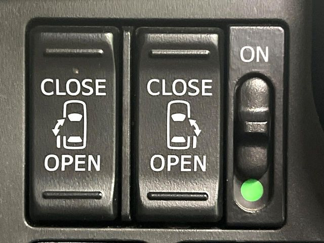 【両側パワースライドドア】スマートキーや運転席のスイッチで後席両側スライドドアの開閉が可能♪電動だから力を入れてドアを開ける必要が無く、小さなお子様でも簡単に開け閉めでき快適です♪
