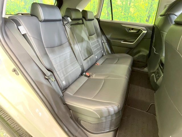 後部座席も気になるようなキズ・汚れやへたり等、大きなダメージはなく、良好な状態です。