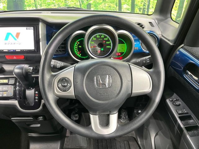 �C���e���A�ɍ��킹���f�U�C���̃X�e�A�����O�́A�^�]�������̂��Ƃ��l���A�^�]���₷���`��A�傫���ł��B�����x�A���ۂɐG���Ă��m���߂��������B