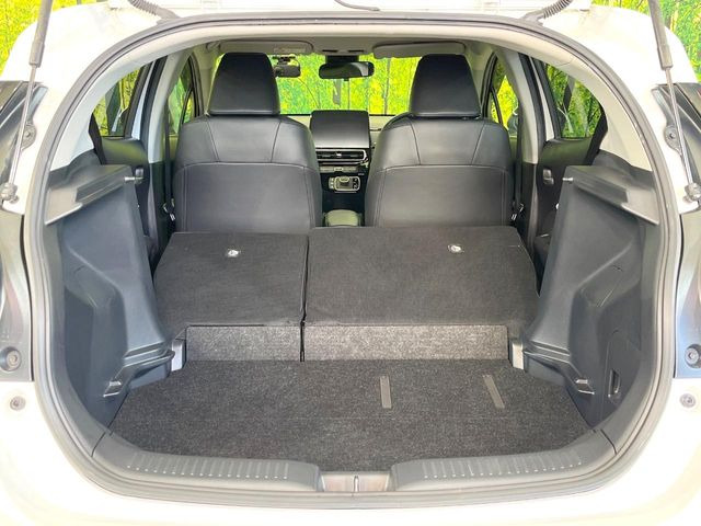 ���i�̂���������ʋ΁A���}���ɏ\���ȉ׎��X�y�[�X���m�ۂ��Ă���܂��B�Z�J���h�V�[�g��|���ƁA�傫�ȉו��̐ύڂ��\�ł���