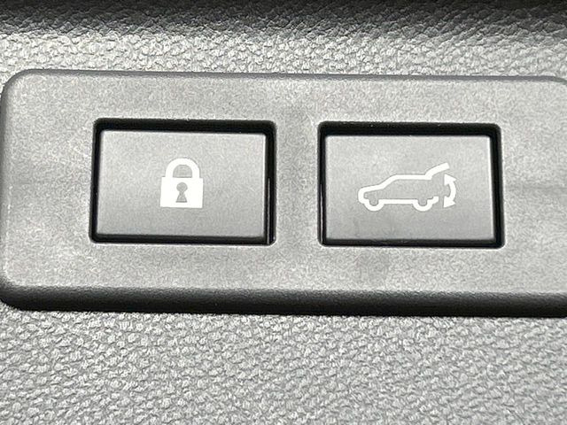 【パワーバックドア】スマートキーや運転席のボタンを押すだけでリアゲートが自動で開閉します!荷物を持っている時や、高い位置にあるバックドアを閉める際に便利な機能です♪