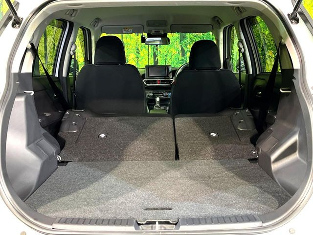 ���i�̂���������ʋ΁A���}���ɏ\���ȉ׎��X�y�[�X���m�ۂ��Ă���܂��B�Z�J���h�V�[�g��|���ƁA�傫�ȉו��̐ύڂ��\�ł���