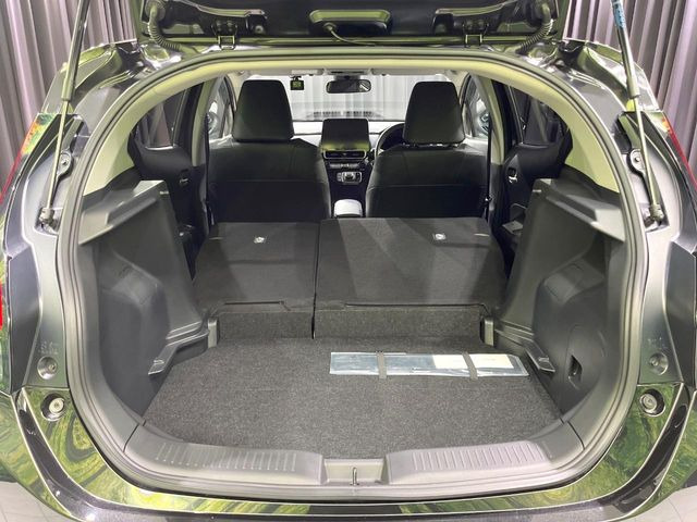 ���i�̂���������ʋ΁A���}���ɏ\���ȉ׎��X�y�[�X���m�ۂ��Ă���܂��B�Z�J���h�V�[�g��|���ƁA�傫�ȉו��̐ύڂ��\�ł���