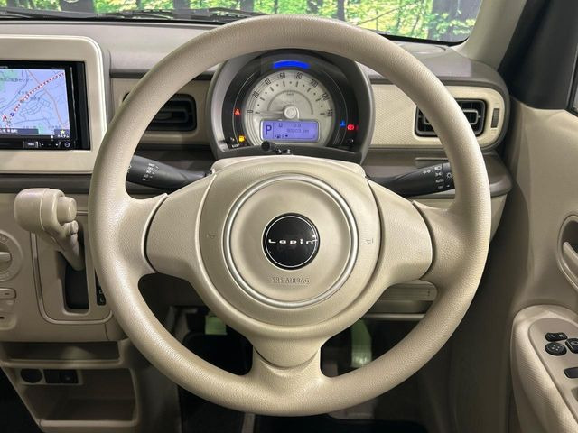 �C���e���A�ɍ��킹���f�U�C���̃X�e�A�����O�́A�^�]�������̂��Ƃ��l���A�^�]���₷���`��A�傫���ł��B�����x�A���ۂɐG���Ă��m���߂��������B